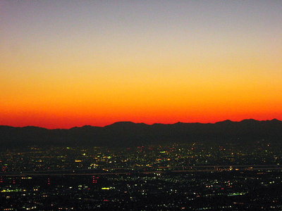 ● 夜明け前の紅さす山並、この山並はどこかいなあ