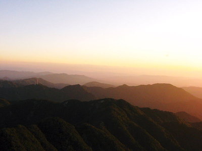 茜色.JPG (38.5 KiB) 閲覧された回数 10451 回 ● 茜色に山が染まり夕日は沈む、そして星が出てきます