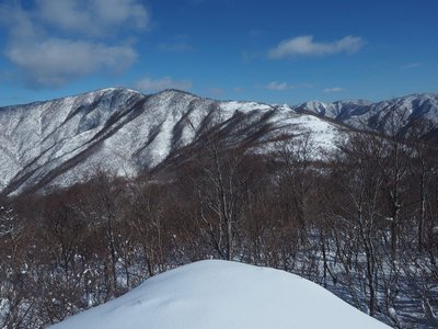 P1138653ss.jpg (148.46 KiB) 閲覧された回数 5355 回 1041m峰ピークの冠雪した大岩より上谷山を望む