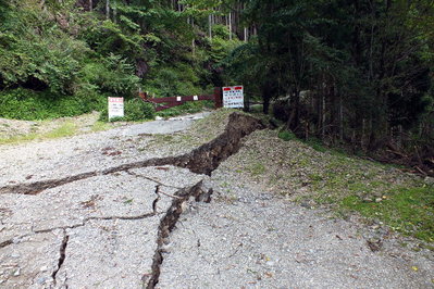 DSCF2327.jpg (229.59 KiB) 閲覧された回数 7109 回 林道の亀裂