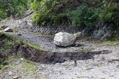 DSCF2322.jpg (249.93 KiB) 閲覧された回数 7109 回 林道の段差