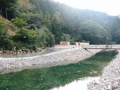 ● 大雲小雲越えて川湯温泉で汗流しは美女との混浴だった。