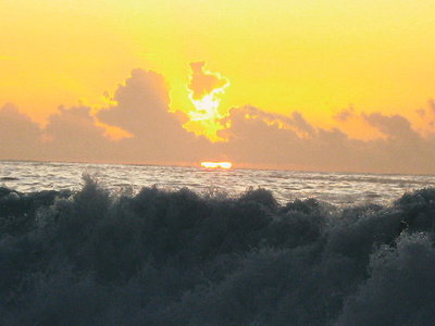 ● 豪快に 波が踊るよ陽が昇る