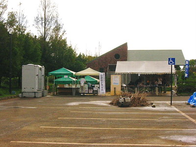 山崎サテライト.JPG (152.93 KiB) 閲覧された回数 2631 回 ● 熊野市山崎サテライト、北海道の学生登山者がキャンプしてボランしてました