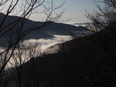 朝の木地山.jpg (169.6 KiB) 閲覧された回数 1954 回 樹間から眺める木地山の雲海