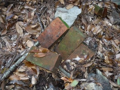 樫山道に落ちていたレンガ