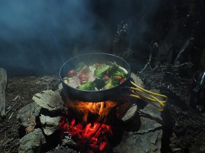 アヒージョ.jpg (147.21 KiB) 閲覧された回数 4248 回 焚き火の上でアヒージョ