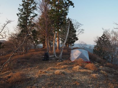 テント.jpg (177.6 KiB) 閲覧された回数 4252 回 奥ノ平峰の北尾根に幕営