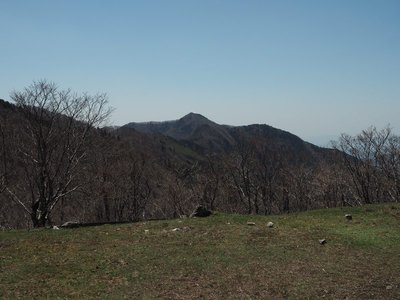 薊岳を眺めながらランチに.jpg (129.71 KiB) 閲覧された回数 4248 回 薊岳の望む絶好の展望地でランチ・・・の筈が