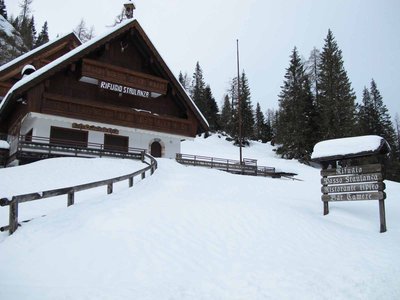 雪が深くてどこも歩けない