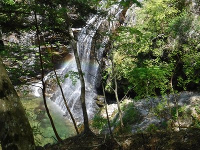 虹のかかる奥八町滝