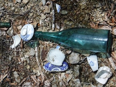 DSCF2117.JPG (381.48 KiB) 閲覧された回数 4729 回 大正時代の金具付き栓でとめる一升瓶