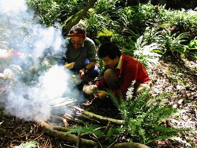 秋刀魚を焼くR氏とY氏