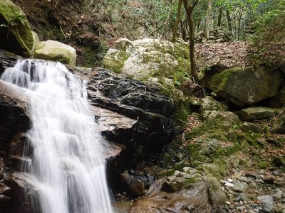 滝と炭窯跡