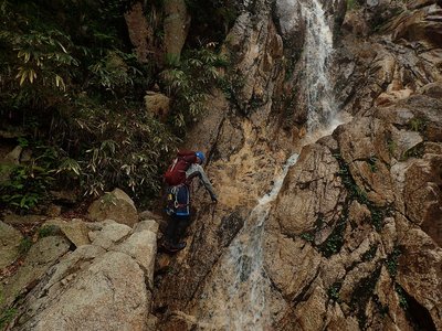 滝を攀じる.jpg (466.99 KiB) 閲覧された回数 6586 回 滝を行く