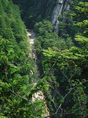 晴れた日の百閒滝上部