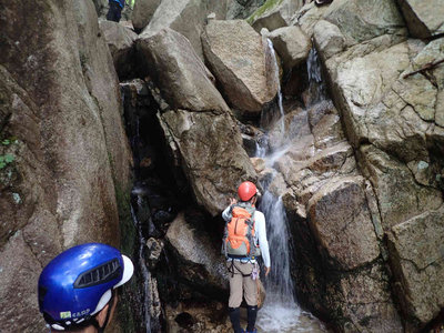 背中で不安を訴えているkasayaさん