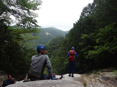 百間滝の上で一休み