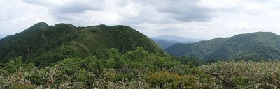 P6180476.jpg (85.32 KiB) 閲覧された回数 5278 回 三周ヶ岳(左)~能郷白山(中央奥)~高丸(右)