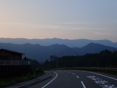 普段はほとんど通行量の無いイイ道から