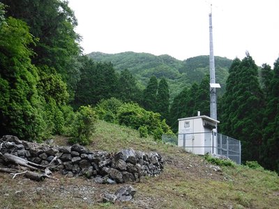 千石平雨量計と石積みに赤嵓山