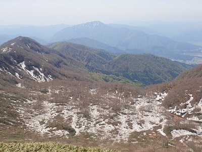 池の大沢、向こうに荒島岳がそびえる