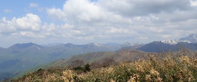 左から、野伏（経ヶ岳）薙刀山、日岸山？（赤兎山）願教寺山、銚子ヶ峰？三の峰と続く