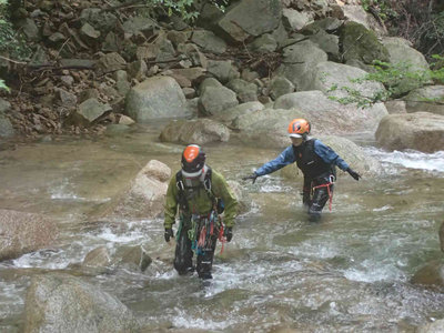 P7150050.jpg (77.51 KiB) 閲覧された回数 3034 回 増水した川を遡行する二人