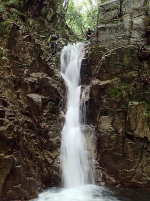 8mを登る亀仙人、不肖Sは落水の右側をロープで登る