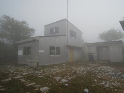 朝、ガスの中で撮影。２階部分は明るいし、こじんまりとしていいです。