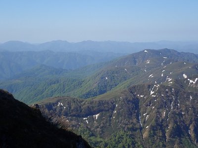 野伏から吊り尾根まで.jpg (78.44 KiB) 閲覧された回数 4172 回 真ん中あたりに牧場跡と野伏、手前には願教寺から銚子が峰への尾根が横切る