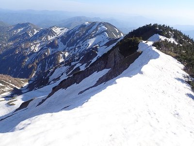 真ん中野伏.jpg (96.34 KiB) 閲覧された回数 4168 回 真ん中が三ノ峰。その向こうに野伏が見える