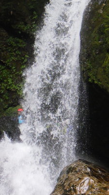 黒石谷の滝裏は、メットにもろ水圧がのしかかるのです。