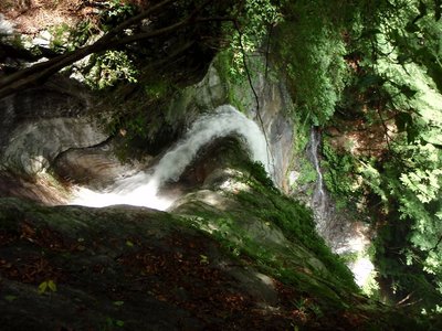 右岸から見下ろした夫婦滝の落ち口