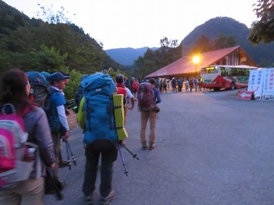 乗車待ちの長い列