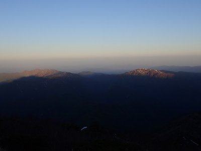 三の峰から見る朝日の経ヶ岳（左）と大長山