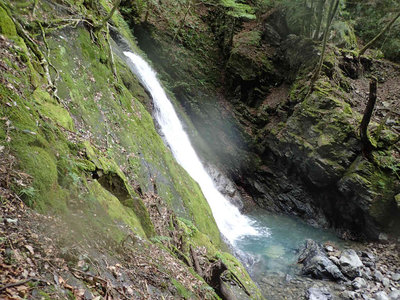 P8210058.jpg (114.02 KiB) 閲覧された回数 2795 回 崩壊地手前の美しい10m滝