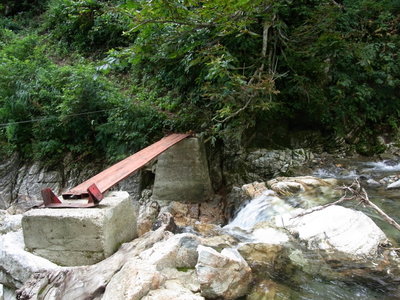 水晶谷の赤い橋