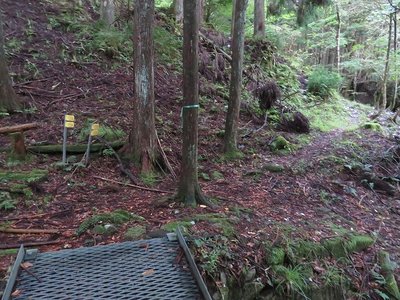 橋を渡って右の谷へ