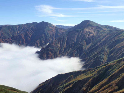 PA180066.jpg (51.96 KiB) 閲覧された回数 2332 回 雲海と飯豊山