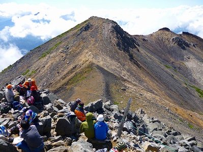 大日岳と山腹の道