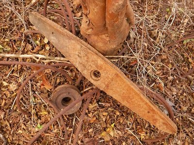 コブシ平の上に架線の部品がありました。