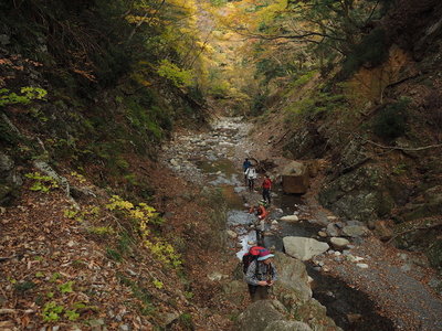 平流.jpg (174.05 KiB) 閲覧された回数 8609 回 平流を振り返って<br />シューさん、Biwa爺、雨ちゃんの後、若者二人が続く