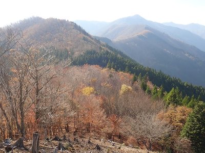 振り返ると、千秋から歩いてきたスカイラインが見えた