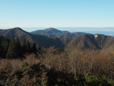 銚子ヶ口の南のピーク、西峰より望む綿向山