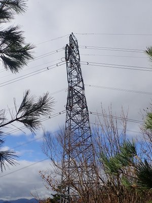 鉄塔.jpg (195.58 KiB) 閲覧された回数 3310 回 思わず真下から見上げてたら『危ないから早く行って』