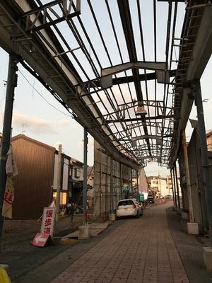アーケードの上には空が見えます。隣くらいにあった、鯖街道資料館も更地になってました、ああ・・・