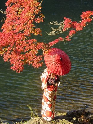 和服姿の白人女性のモデル