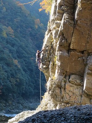 クライミングする男性