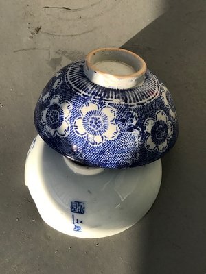 蓮の別の乾留工場で見つけました（場所は秘密）。模様はツバキでしょうか